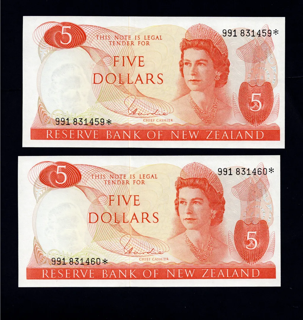 Lot 43 — Reserve Bank of New Zealand Queen Elizabeth II $5 Banknotes - Consecutive Pair