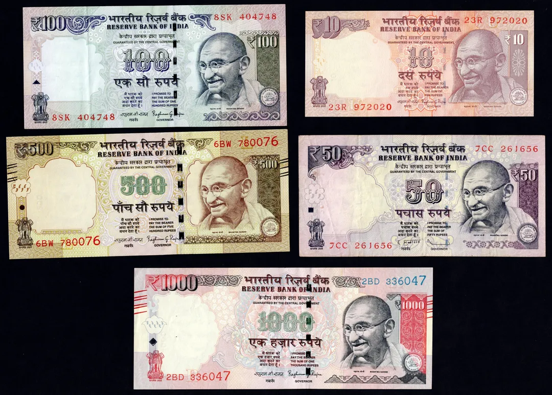 Lot 26 — India, ₹10, ₹50, ₹100, ₹500 and ₹1,000
